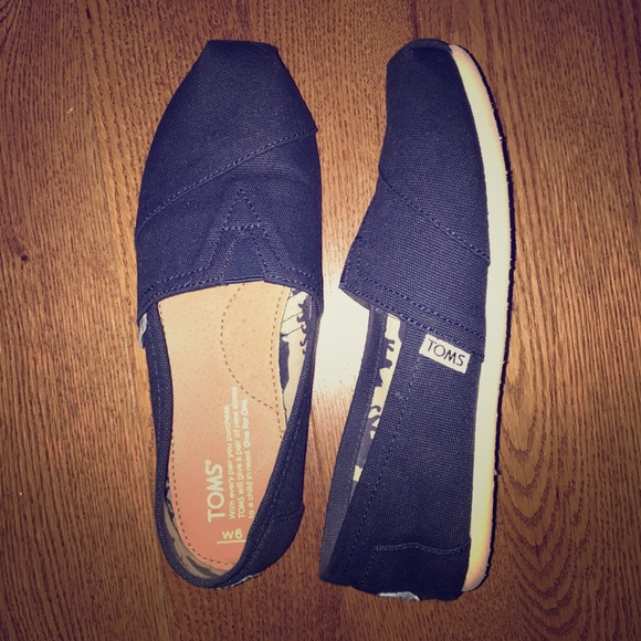 ladies toms size 6